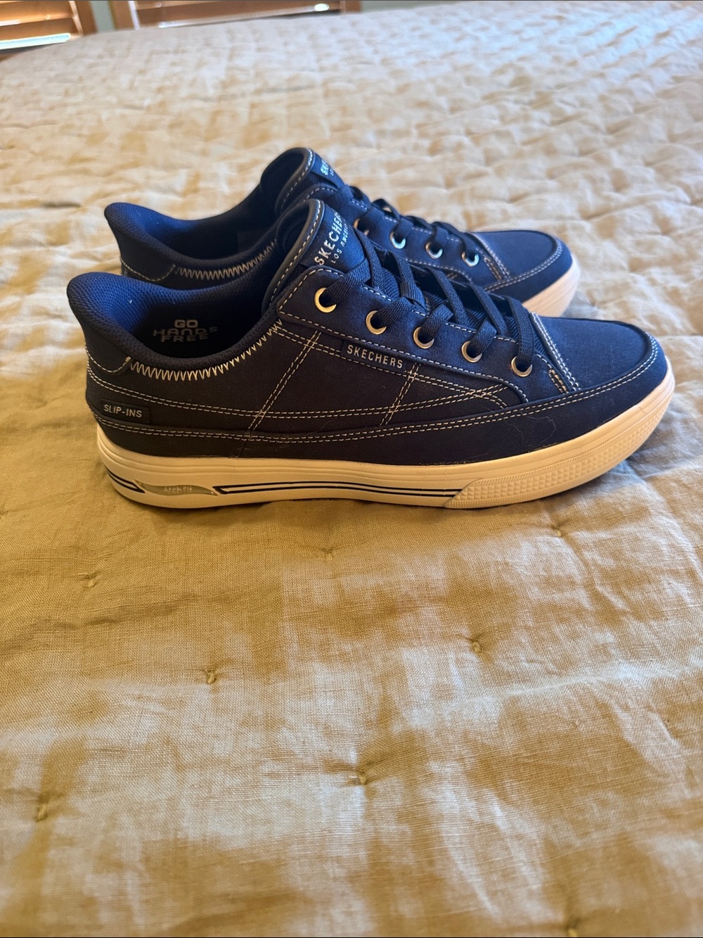 Skechers Women’s slip on Navy and White Canvas Lace-Up Sneakers 8.5 wide